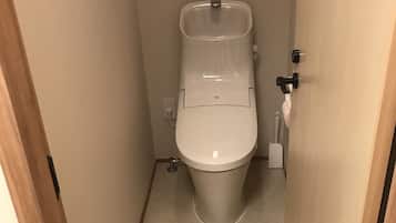 和室4人部屋 ガーデンビュー | バスルーム | 個別の浴槽とシャワー、バスアメニティ (無料)、タオル