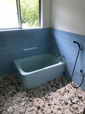 Japanese Style Room for 4 Guests with Garden View | Bathroom | Separate tub and shower, free toiletries, towels - Guesthouse Sangenya (Shirahama)