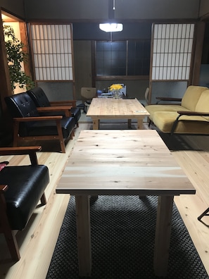 Habitación cuádruple tradicional, vista al jardín (Japanese Style) | Área de sala de estar
