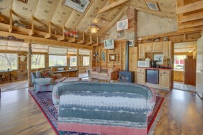 TV - The Ranch at Keystone: 9 Mi to Mount Rushmore! (Keystone)