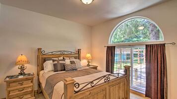 3 bedrooms, iron/ironing board, travel cot, Internet