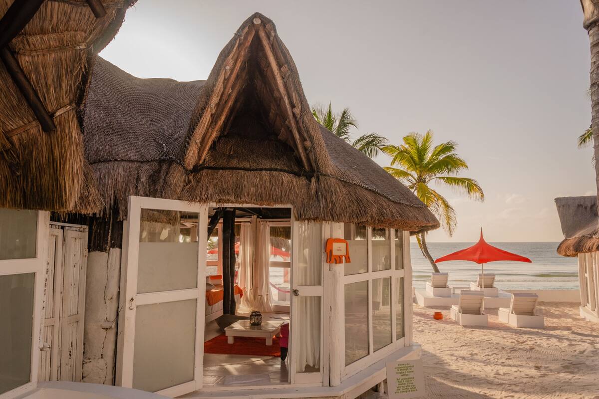 Hypo-allergenic bedding, in-room safe, free WiFi, bed sheets