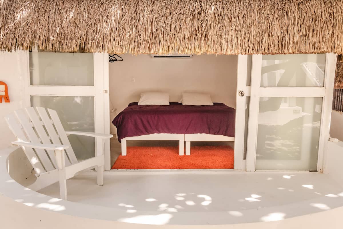 Hypo-allergenic bedding, in-room safe, free WiFi, bed sheets