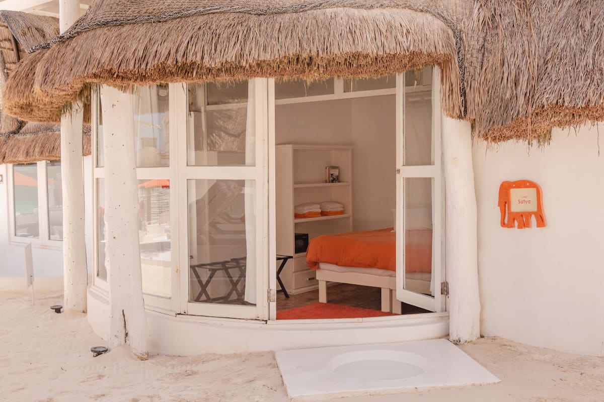 Hypo-allergenic bedding, in-room safe, free WiFi, bed sheets