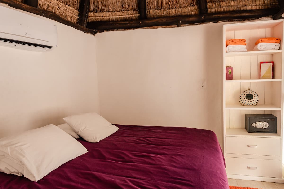 Hypo-allergenic bedding, in-room safe, free WiFi, bed sheets