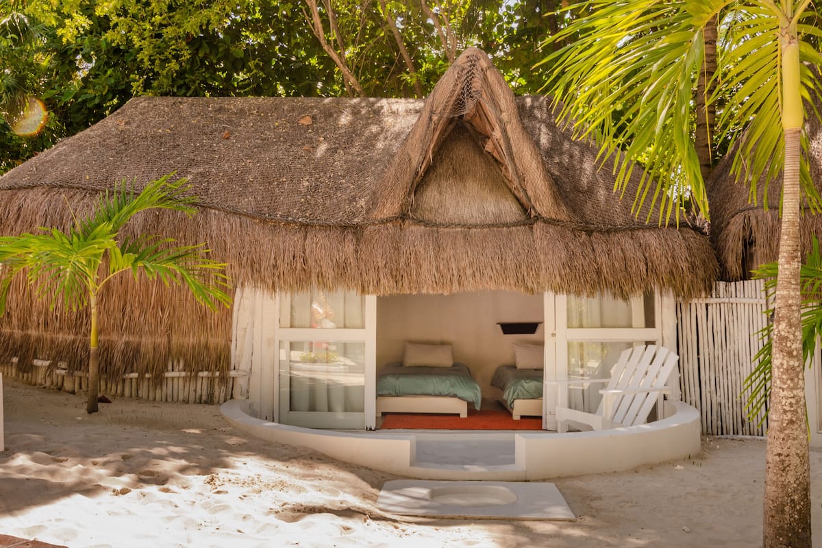 Hypo-allergenic bedding, in-room safe, free WiFi, bed sheets