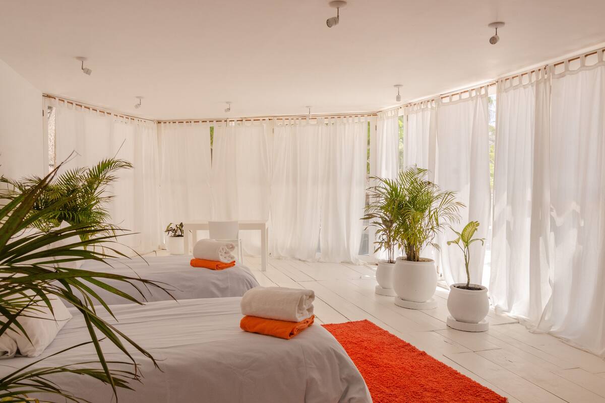 Hypo-allergenic bedding, in-room safe, free WiFi, bed sheets