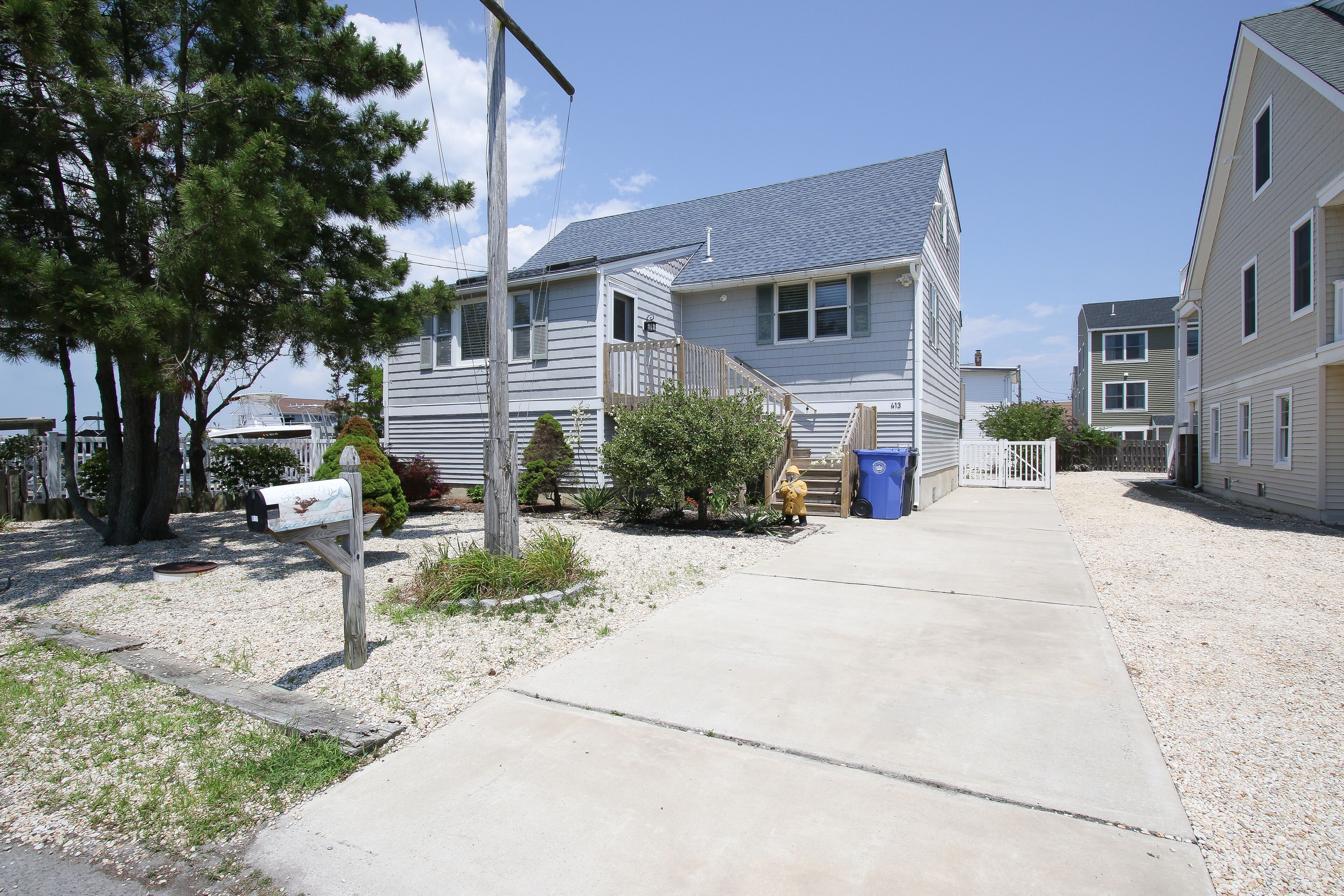  Beach Haven Bay Front 4 Bedroom House Looking Over Mordecai Island.