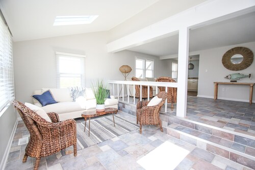  Beach Haven Getaway, Family Friendly, Spectacular Sunsets over Mordecai Island.