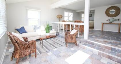 Beach Haven Getaway, Family Friendly, Spectacular Sunsets over Mordecai Island.