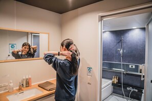 Shower, free toiletries, hair dryer, slippers - Hotel Atarayo Osaka (Osaka)