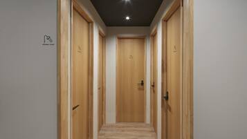 Ducha, artículos de tocador gratuitos, secador de pelo, pantuflas