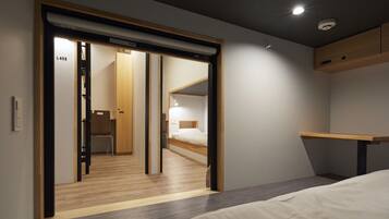 Caja de seguridad en la habitación y escritorio