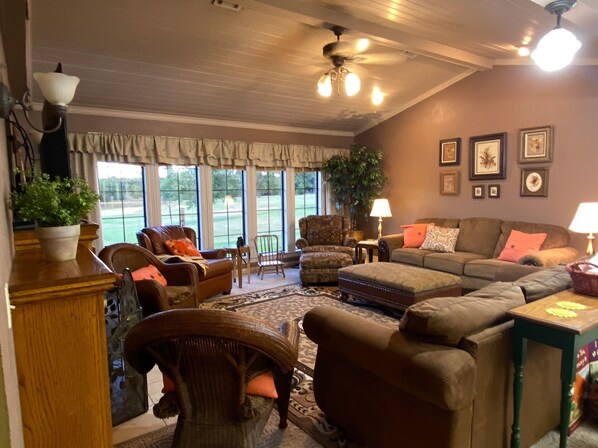 Smart-TV, Tischtennisplatte, Bücher