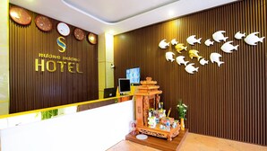 A hotel reception area with a wooden wall, clocks, and a fish decoration. - Huong Duong Hotel (Hanoi)
