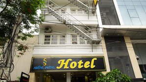 A hotel with a modern facade, multiple balconies, and a sign indicating it is a hotel. - Huong Duong Hotel (Hanoi)