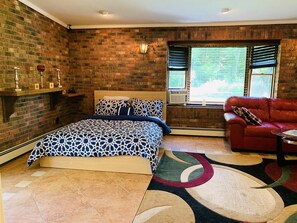 1 slaapkamer, een strijkplank/strijkijzer, internet, beddengoed