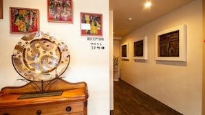 A reception area with a sign indicating the direction to the reception. - The L.A. Mart Hotel Kyoto (Kyoto)