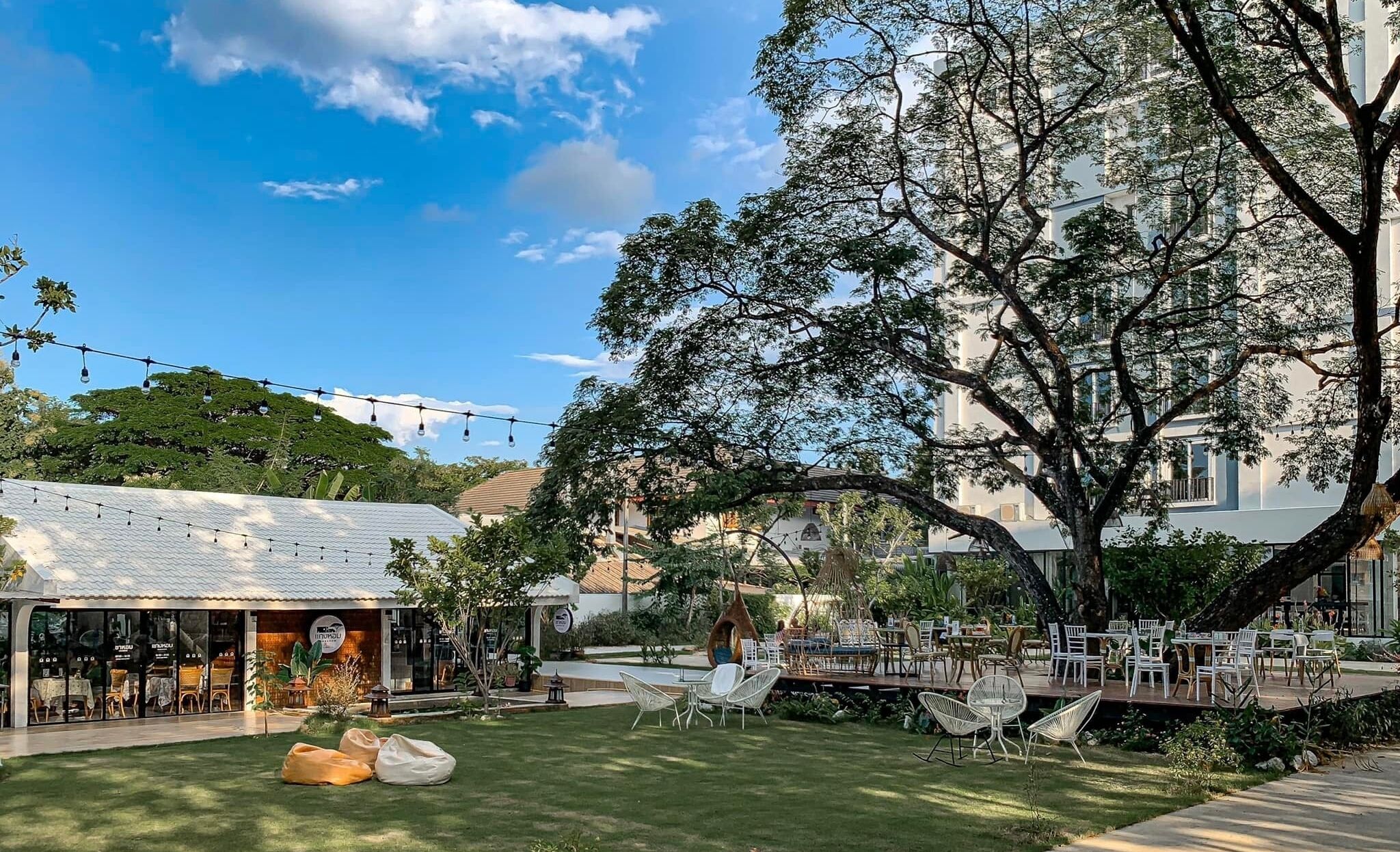 Se sirven comidas y cenas; con vista al jardín 