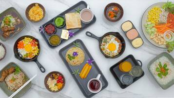Variedad de platos que incluyen arroz, fideos y un plato con verduras y maíz.