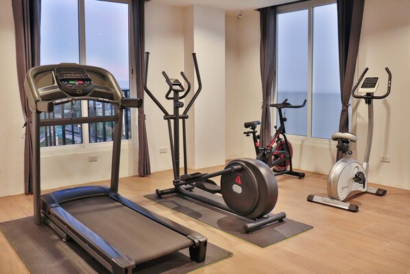 Gimnasio en casa con caminadora, elíptica y bicicleta estática.