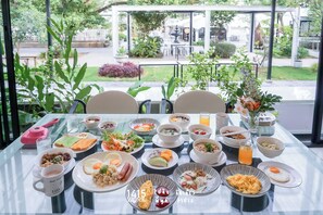 Se ofrece un desayuno bufé todos los días (por un coste adicional)