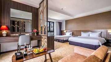 Suite familiar, vistas al mar (Triple) | 2 dormitorios, minibar, caja fuerte y escritorio