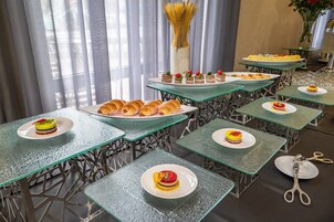 Desayuno con opciones de la cocina local diario (VND 600000 por persona)