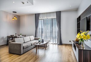 En 32-tommers Flatskjerm-TV med kabel-kanaler samt TV