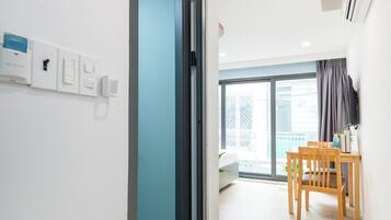 Senior Studio, 1 Queen Bed, Non Smoking, Kitchen | Minibar, desk, laptop workspace, blackout drapes