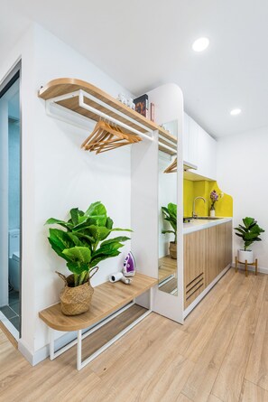 Senior-Studio, 1 Queen-Bett, Nichtraucher, Küche | Minibar, Schreibtisch, laptopgeeigneter Arbeitsplatz