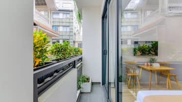 Deluxe Studio, 1 Queen Bed, Non Smoking, Balcony | Balcony