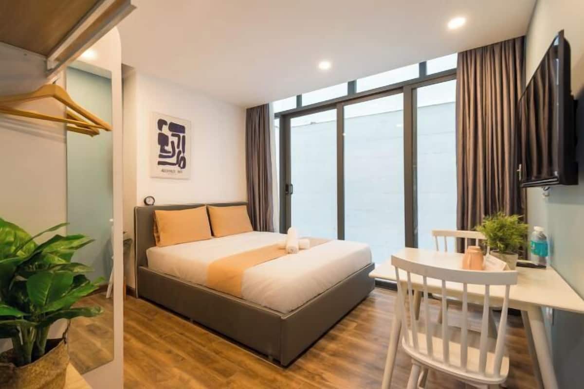 Minibar, escritorio, espacio para trabajar con un portátil