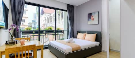 Minibar, bureau, espace de travail pour ordinateur portable