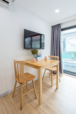 Senior Studio, 1 Queen Bed, Non Smoking, Kitchen | In-room dining