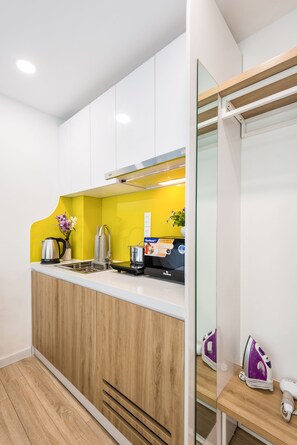 Studio Senior, 1 giường cỡ queen, không hút thuốc, bếp | Bếp riêng | Tủ lạnh, lò vi sóng, bếp nấu, ấm điện 