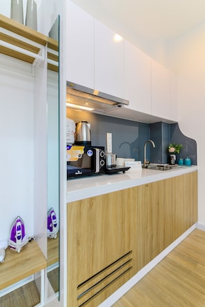 Deluxe Studio, 1 Queen Bed, Non Smoking, Balcony | Private kitchenette