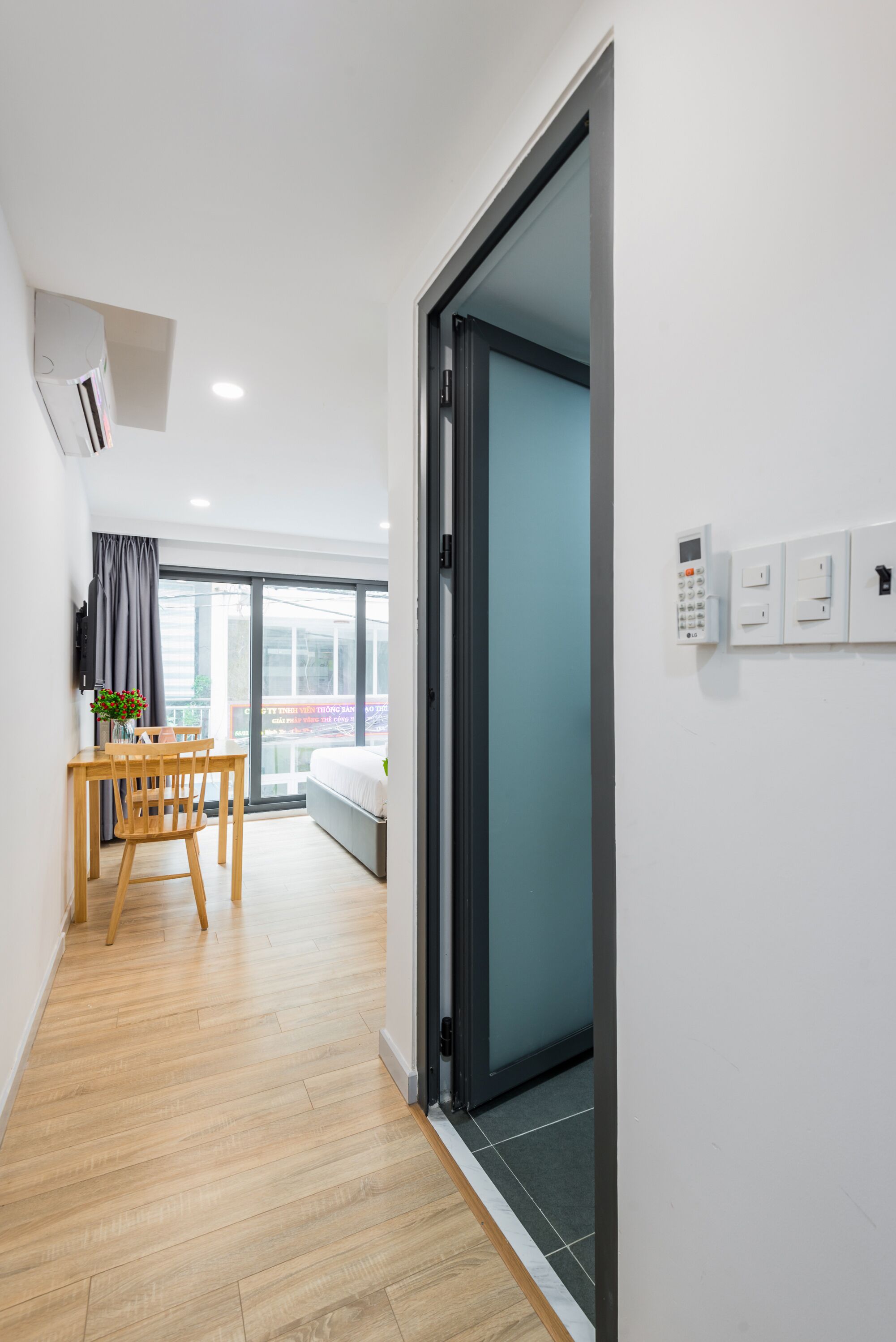 Senior Studio, 1 Queen Bed, Non Smoking, Kitchen | Minibar, desk, laptop workspace, blackout curtains