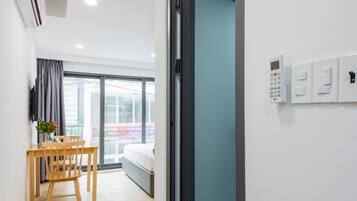 Senior Studio, 1 Queen Bed, Non Smoking, Kitchen | Minibar, desk, laptop workspace, blackout curtains