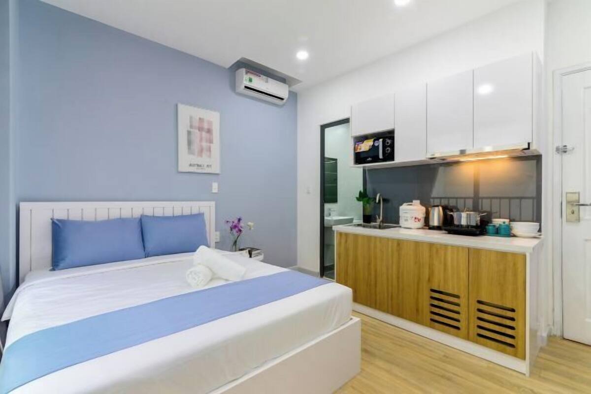 Minibar, escritorio, espacio para trabajar con un portátil