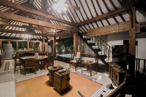 Villa, 4 Bedrooms | Living area