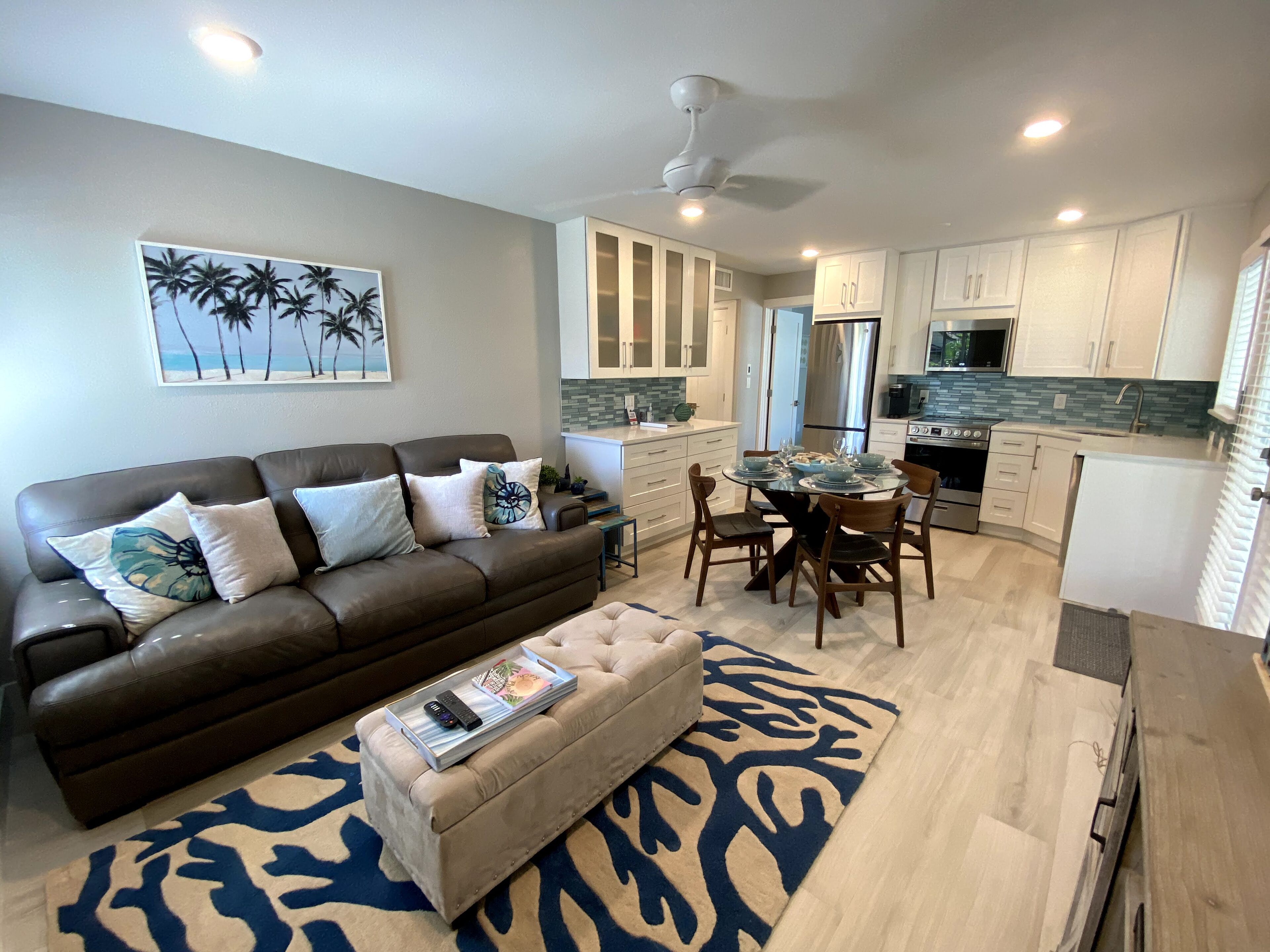 BEAUTIFUL, PERFECT LOCATION ON 5TH AVENUE~1.5 BLOCK FROM BEACH, DINING, SHOPPING