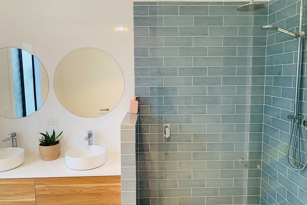 Douche, douche à « effet pluie », sÚche-cheveux