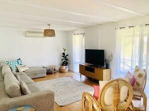 Smart TV, toys, books - PELLY PLACE - Beach cottage in the heart of Dunsborough (Dunsborough)