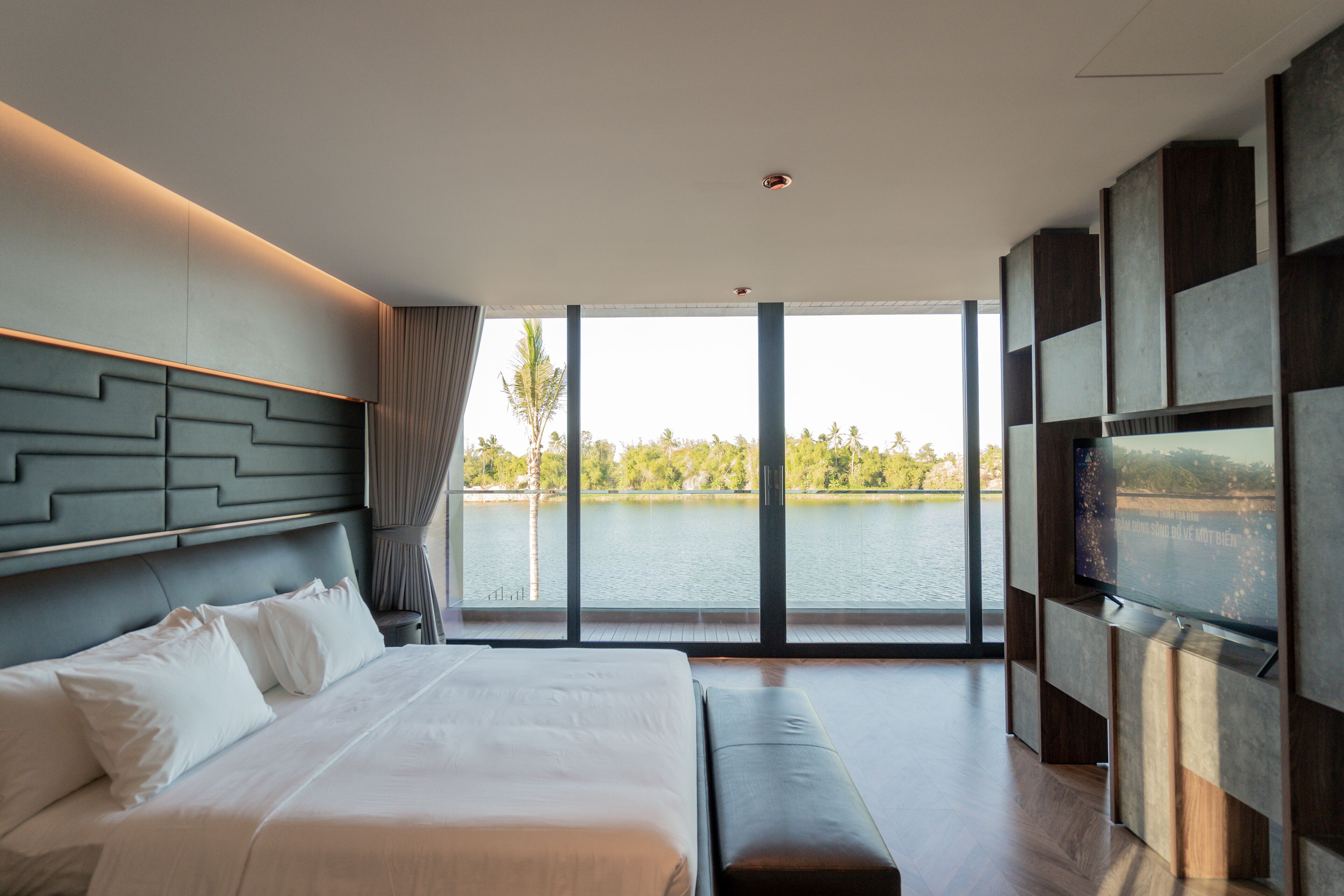 3 bedrooms, in-room safe, iron/ironing board, WiFi