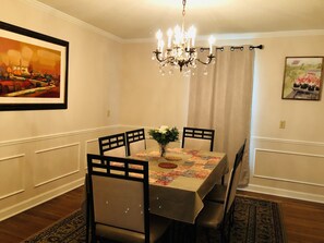 Dining - Film in Movie-East Memphis Quiet Large 5 BR,3 Bath,10 beds with King sleeps 14 (Memphis)