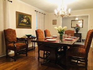 Dining - East Memphis Very Quiet Large 5 BR,3 Bath,10 beds with King sleeps 14 (Memphis)