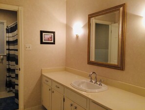 Combined shower/bathtub, hair dryer, towels, soap - Film in Movie-East Memphis Quiet Large 5 BR,3 Bath,10 beds with King sleeps 14 (Memphis)