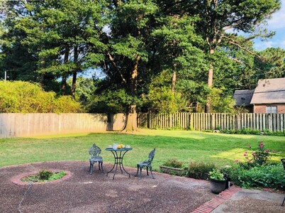 East Memphis Very Quiet Large 5 BR,3 Bath,10 beds with King sleeps 14