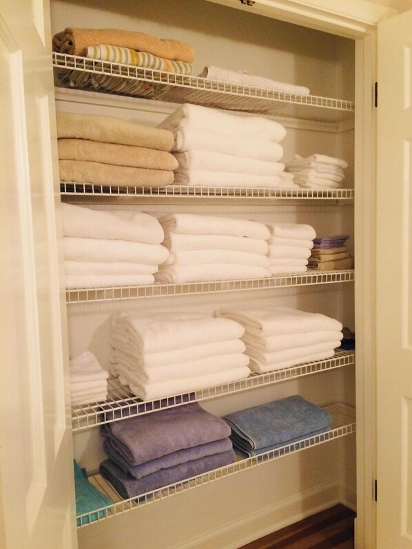 Interior - East Memphis Very Quiet Large 5 BR,3 Bath,10 beds with King sleeps 14 (Memphis)